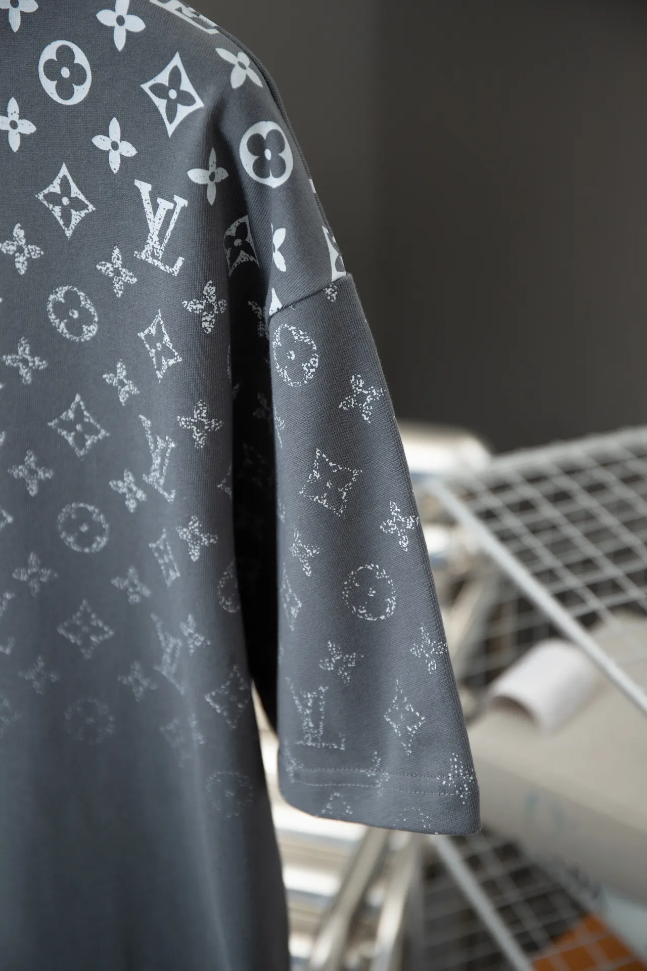 🅿️180 High-quality Lv 2025 early spring new model, MONOGRAM presbyopic gradient short-sleeved T-shirt, using digital printing technology to render pixel light and shadow for the Monogram gradient pattern, and its silk-screen texture and knitting effect complement each other. Synchronized with the official website, pure cotton fabrics at the counter! Comfortable against the skin, durable and easy to wear, meticulous original craftsmanship, custom-made 260g vat-dyed fabric, very comfortable to the touch, latest brick cabinet synchronization, OS off-shoulder version, fashionable and individual, super versatile and good-looking, very suitable for both men and women, must-have style, hang tag, collar label, washed wheat, complete with three labels S M L XL